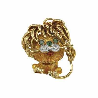 Frascarolo, Spilla “leoncino” con smalti, diamanti e smeraldi, montatura in oro giallo 750/1000