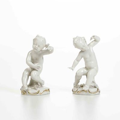 Coppia di Figurine di Putti, XX Secolo.porcellana. Marca: "n" con Corona in Blu.