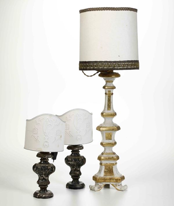 Tre lampade in legno intagliato e dipinto
