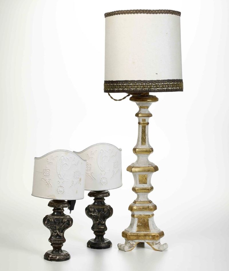 Tre lampade in legno intagliato e dipinto  - Asta Antiquariato - Cambi Casa d'Aste