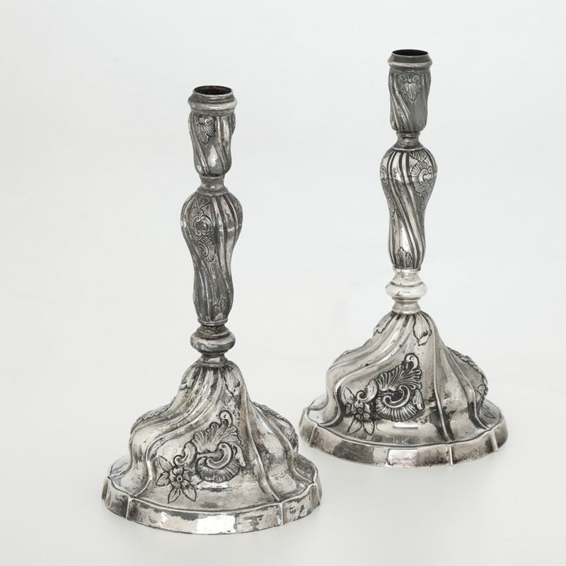 Coppia di candelieri. Argenteria italiana del XX secolo  - Auction Silverware - Cambi Casa d'Aste