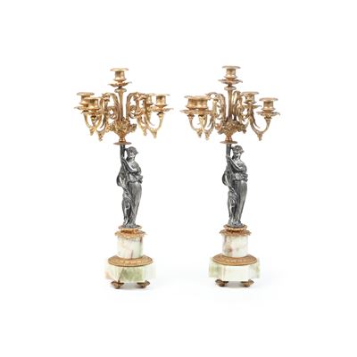 Coppia di Candelabri Figurati in Metallo Argentato e Dorato con Basi in Onice