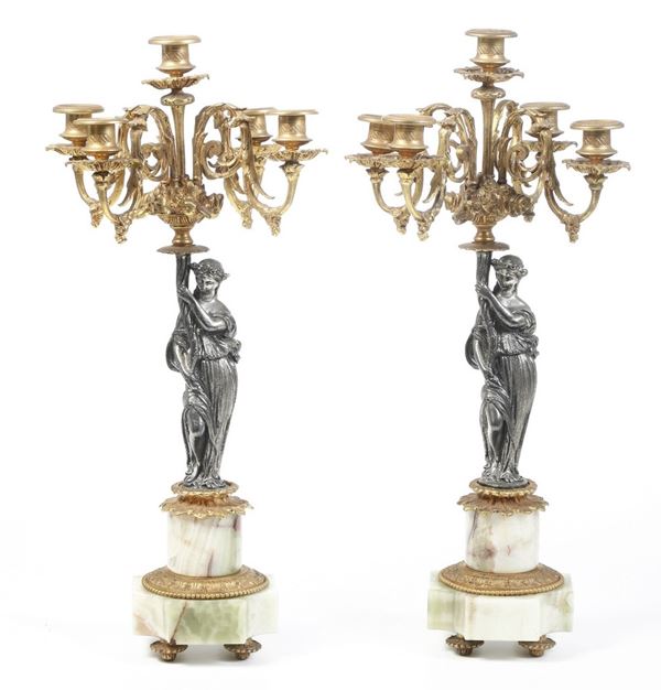 Coppia di candelabri in metallo argentato e dorato e marmo