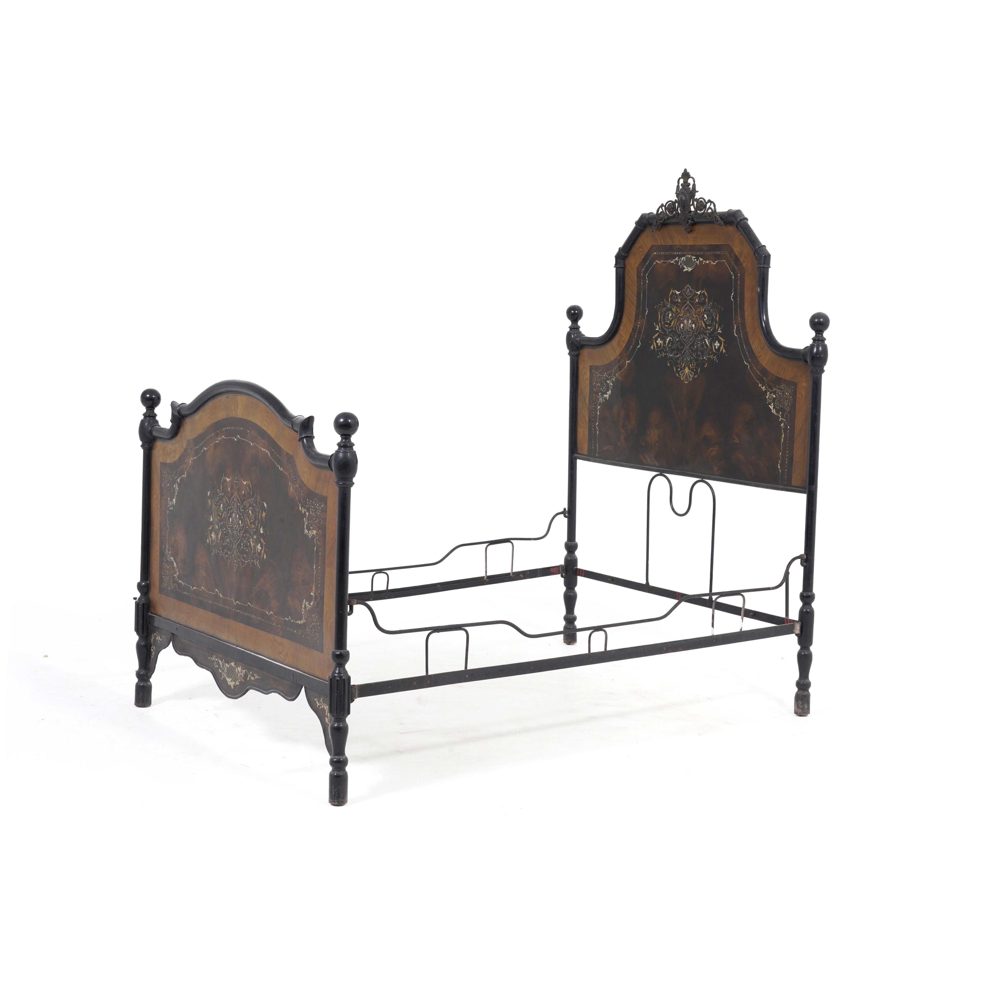 Letto in Ferro Decorato con Eleganti Inserti in Madreperla. Fine XIX Secolo