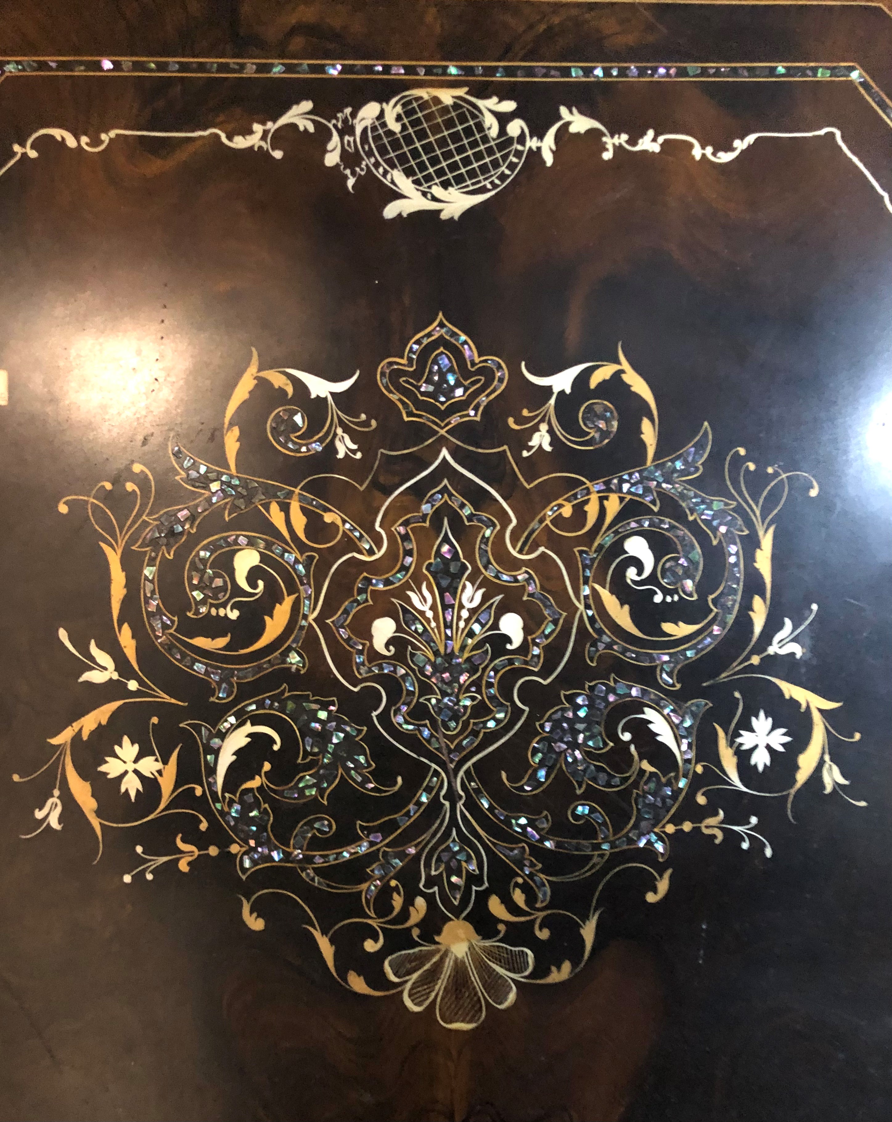 Letto in Ferro Decorato con Eleganti Inserti in Madreperla. Fine XIX Secolo
