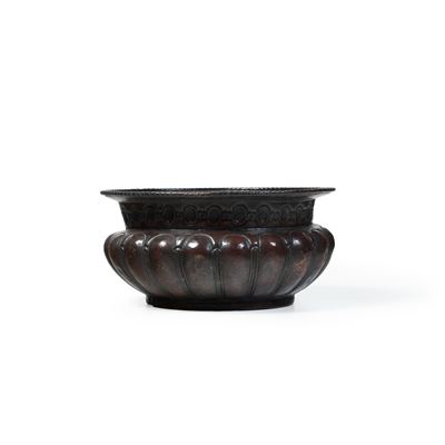 Grande Cachepot in Rame Sbalzato su Colonna in Terracotta Dipinta