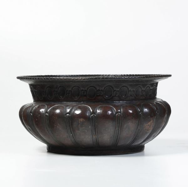 Colonna in ceramica (?) con cachepot in rame sbalzato
