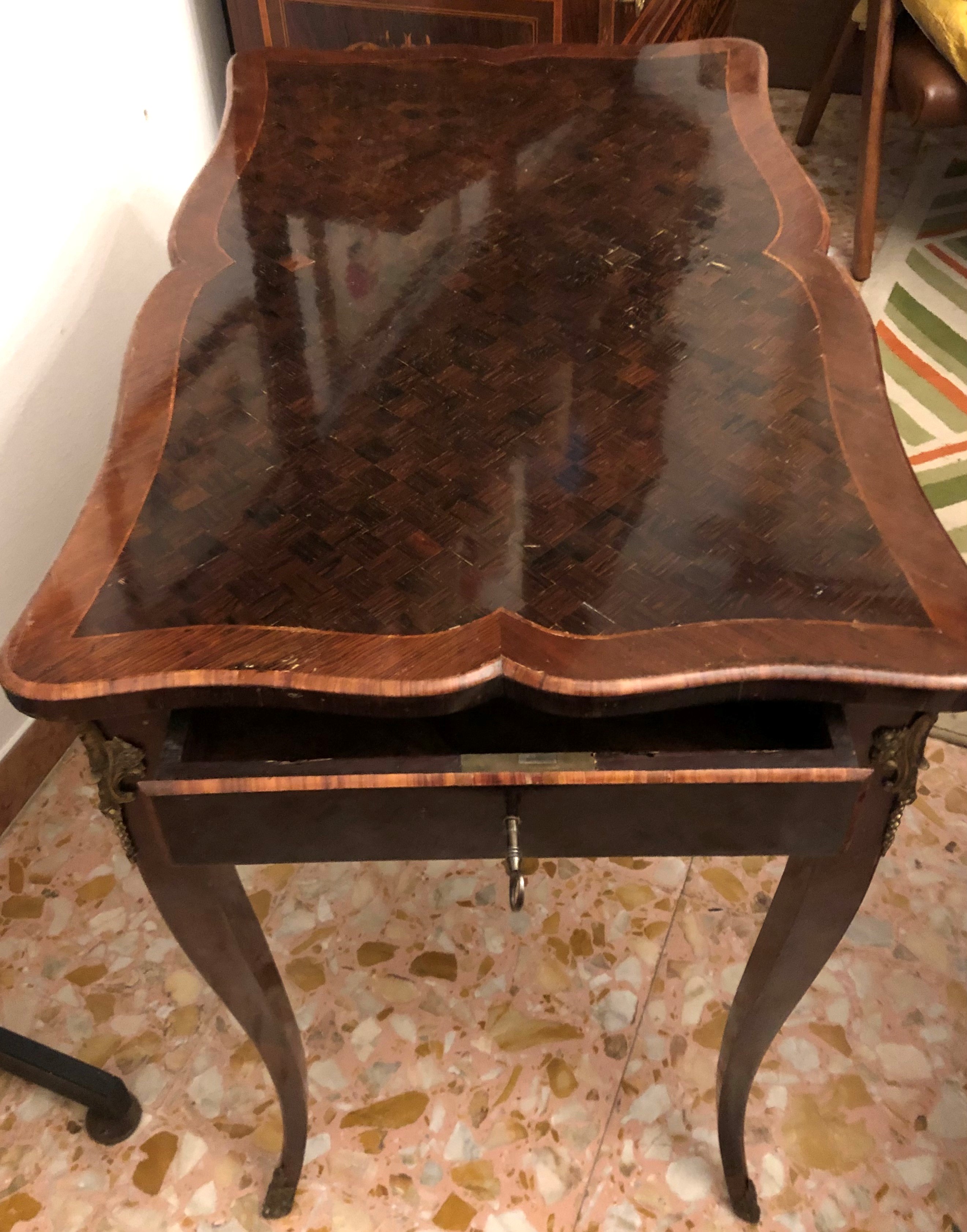 Tavolino Lastronato con Applicazioni di Bronzo Dorati. XVIII-XIX Secolo