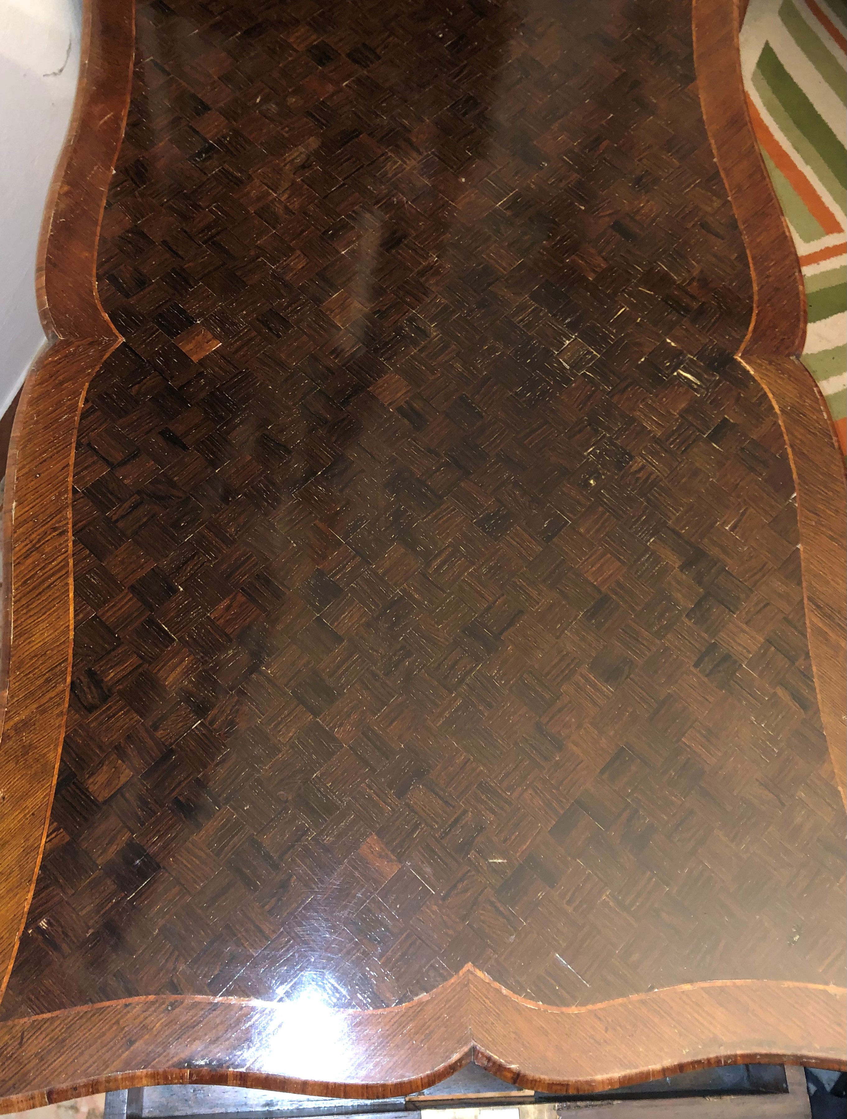 Tavolino Lastronato con Applicazioni di Bronzo Dorati. XVIII-XIX Secolo