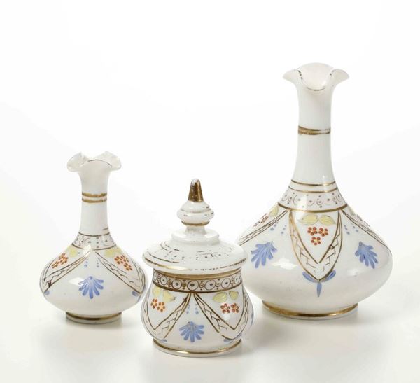 Tre oggetti in vetro opalino. XIX secolo