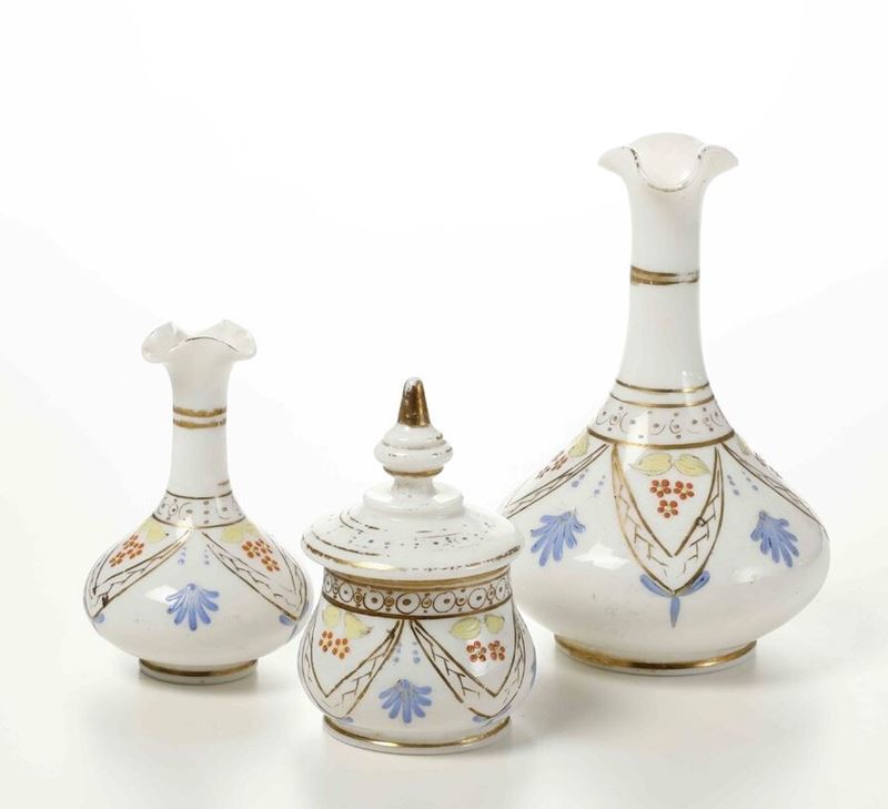Tre oggetti in vetro opalino. XIX secolo  - Auction Antique - Cambi Casa d'Aste