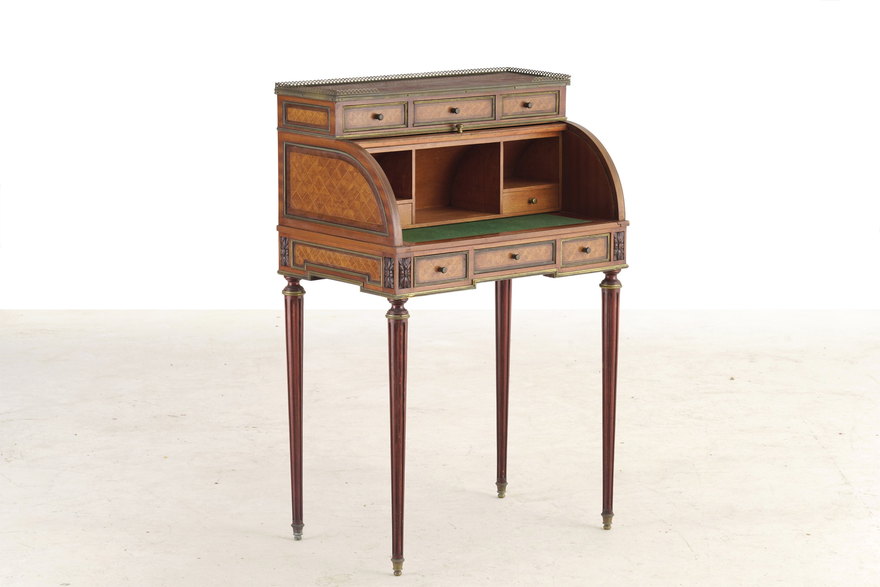 Bureau a Rullo Intarsiato in Varie Essenze con Profilature e Piedi in Ottone. XX Secolo