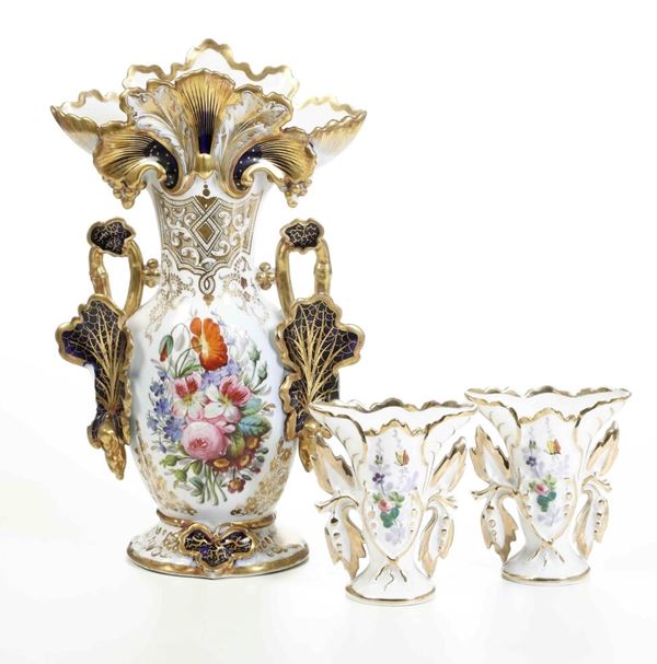 Un vaso e una coppia di vasetti, XIX secolo.