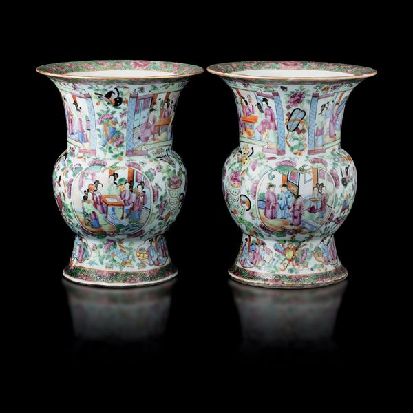 Coppia di vasi a urna in porcellana, Famiglia Rosa, Canton, Cina, Dinastia Qing, ultimo quarto XIX secolo