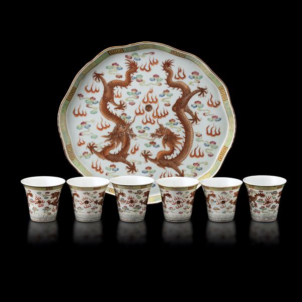 Vassoio in porcellana con 6 tazzine da caffè a decoro di draghi rosso ferro, marca apocrifa Guangxu, Cina, Repubblica, XX secolo