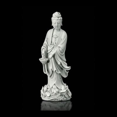 Figura in Porcellana di Guanyin in Porcellana Blanc De Chine, Cina, Dehua, Dinastia Qing, XIX Sec...