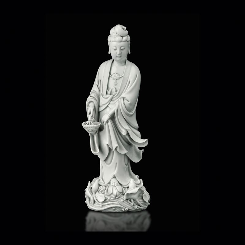 Figura in porcellana di Guanyin in porcellana blanc de Chine, Cina, Dehua, Dinastia Qing, XIX secolo  - Asta Fine Chinese Works of Art - Cambi Casa d'Aste