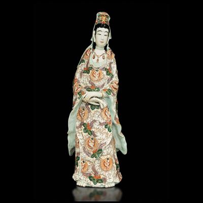 Grande e Rara Figura di Guanyin in Porcellana a Smalti Policromi, Giappone, Periodo Edo, Arita, X...