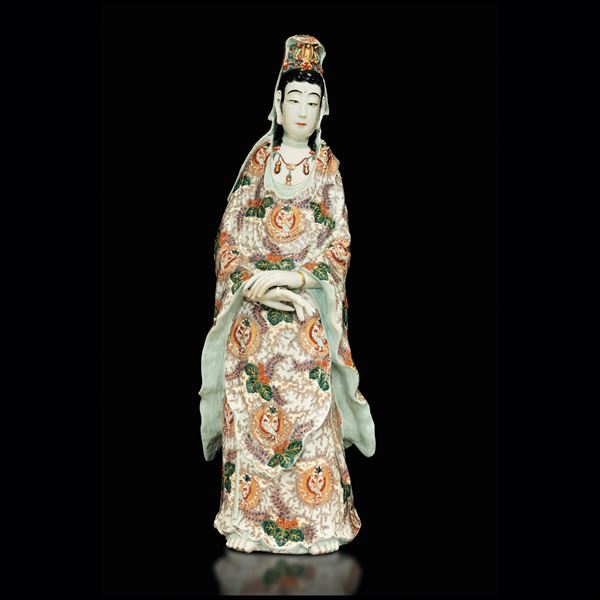 Grande e rara figura di Guanyin in porcellana a smalti policromi, Giappone, Periodo Edo, Arita, XVIII secolo