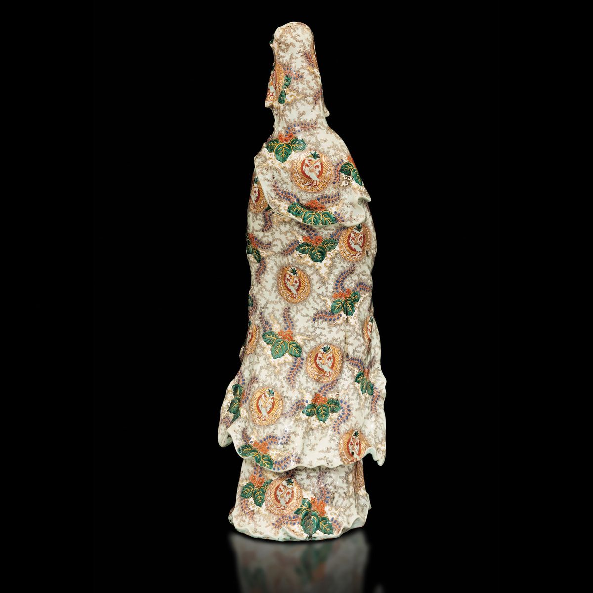 Grande e Rara Figura di Guanyin in Porcellana a Smalti Policromi, Giappone, Periodo Edo, Arita, X...