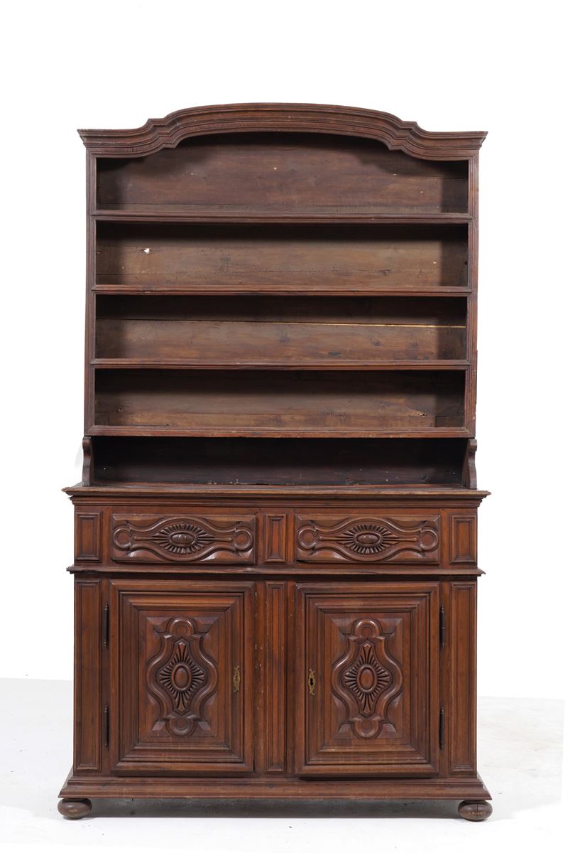 Credenza a due ante con piattaia in legno intagliato. XIX secolo  - Auction Antique - Cambi Casa d'Aste