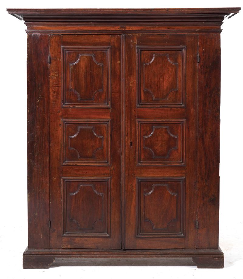 Armadio in noce a due ante pannellate. Lombardia, XVII-XVIII secolo  - Asta Antiquariato - Cambi Casa d'Aste