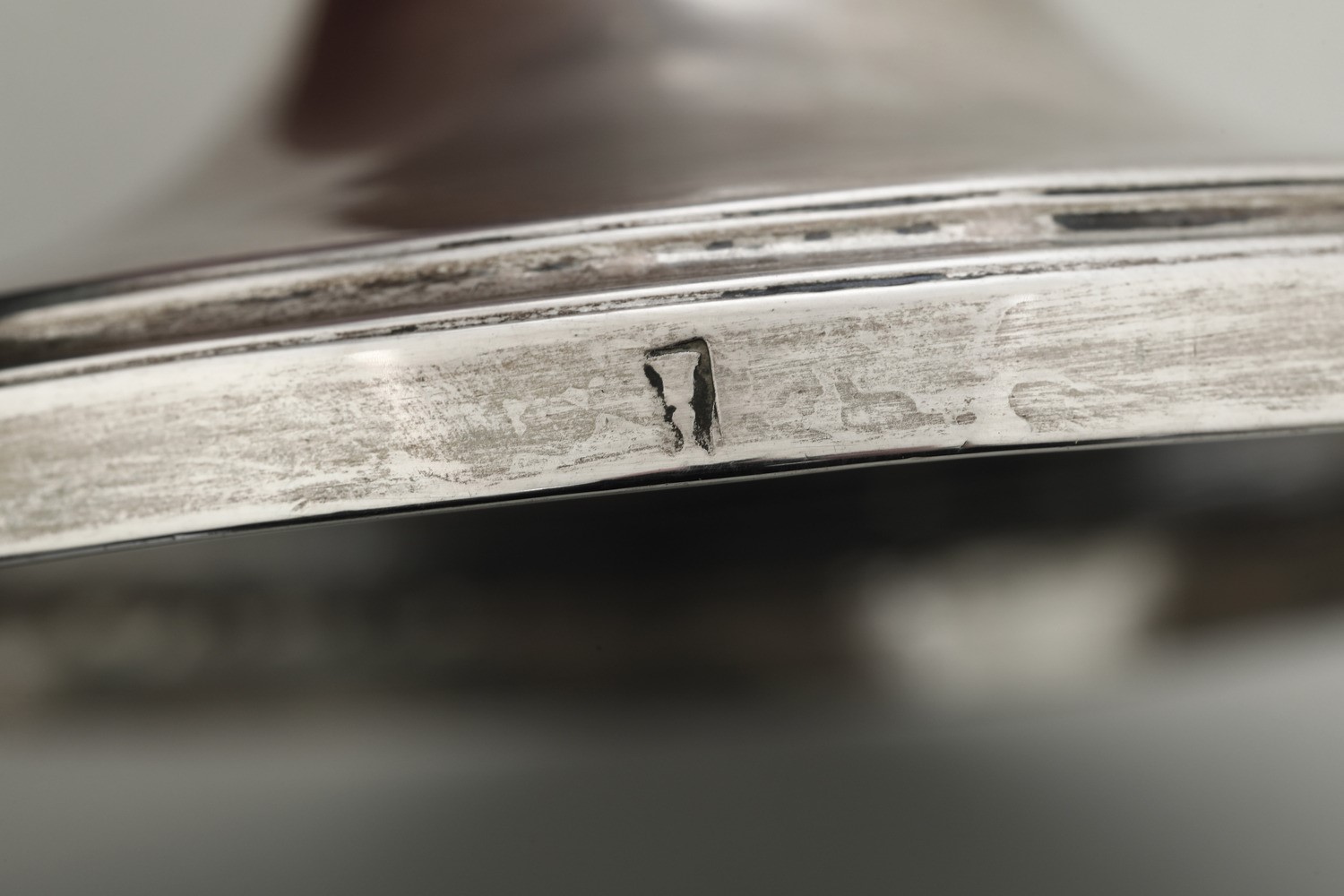 Bottega all'Insegna del Calice, Milano, Coppia di candelieri neoclassici, argento fuso e sbalzato...