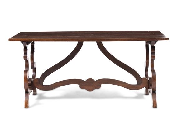 Tavolo in legno con gambe a lira. XIX-XX secolo