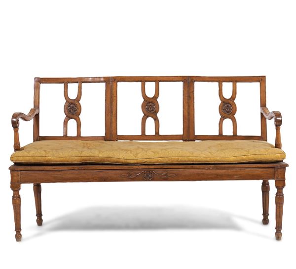 Divanetto a tre posti in legno. Piemonte, XVIII-XIX secolo