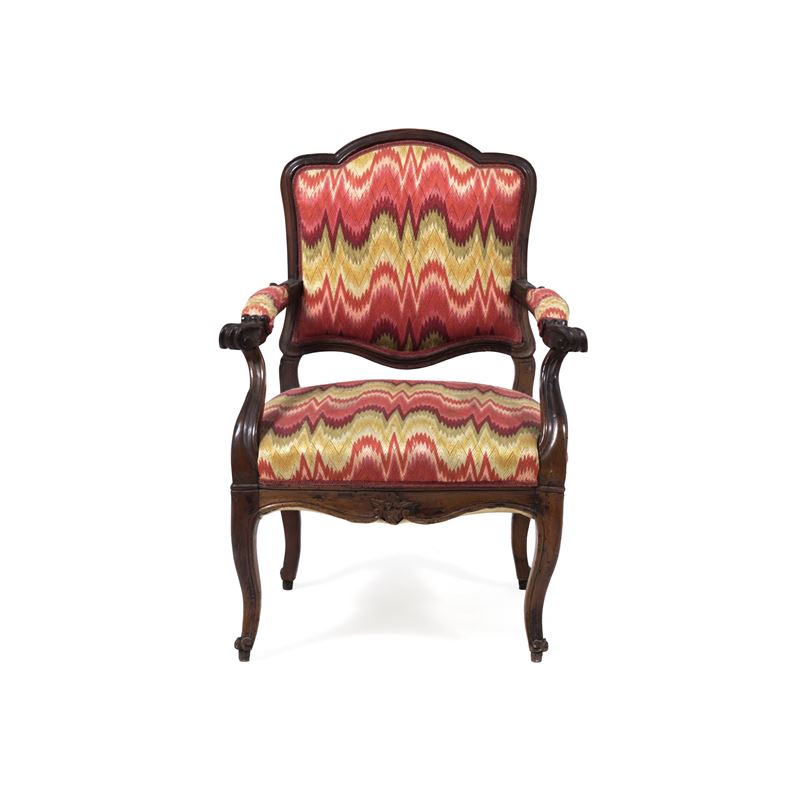 Poltrona in legno intagliato con tessuto fiammato. XVIII-XIX secolo  - Auction Antiques - Cambi Casa d'Aste