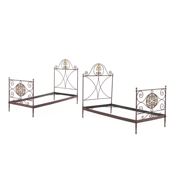 Coppia di letti in ferro battuto. XIX-XX secolo