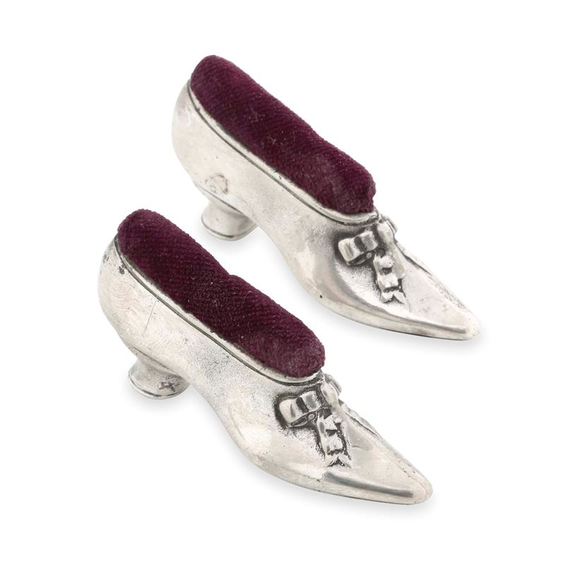 Coppia di punta spilli a foggia di scarpetta. Inghilterra, XIX-XX secolo  - Auction Collectors' Silvers - I - Cambi Casa d'Aste