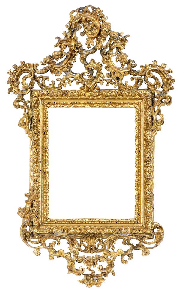 Specchiera con cornice in legno intagliato, traforato e dorato. XVIII secolo
