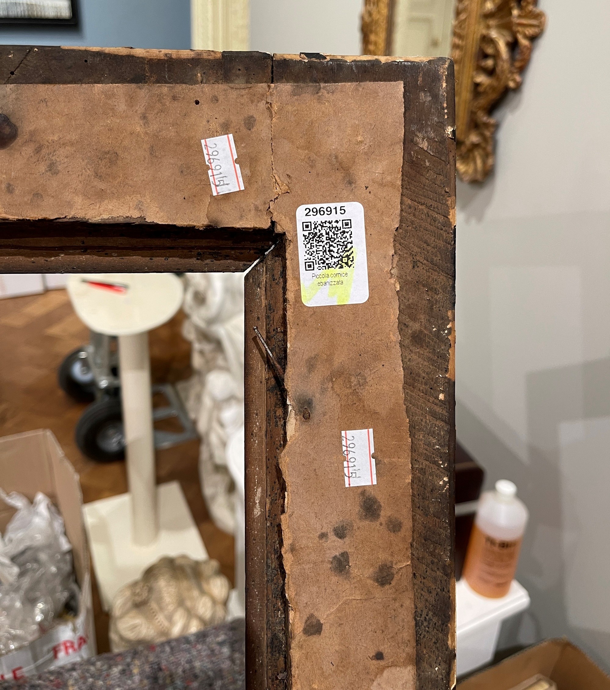 Cornice in Legno Ebanizzato con Profili Dorati, Battuta a Foglie