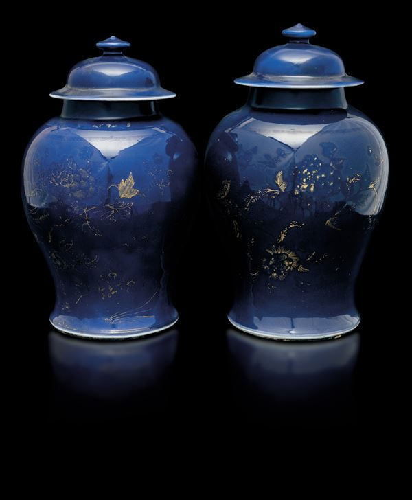 Coppia di potiche in porcellana monocroma blu poudrè a decoro naturalistico lumeggiato in color oro, Cina, Dinastia Qing, epoca Qianlong (1736-1796)