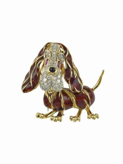Frascarolo, Spilla “basset hound” in oro giallo 750/1000 con smalti, diamanti e rubini