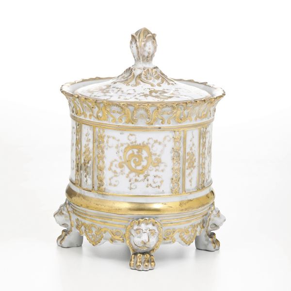 Una scatola con coperchio, inizio del XX secolo.