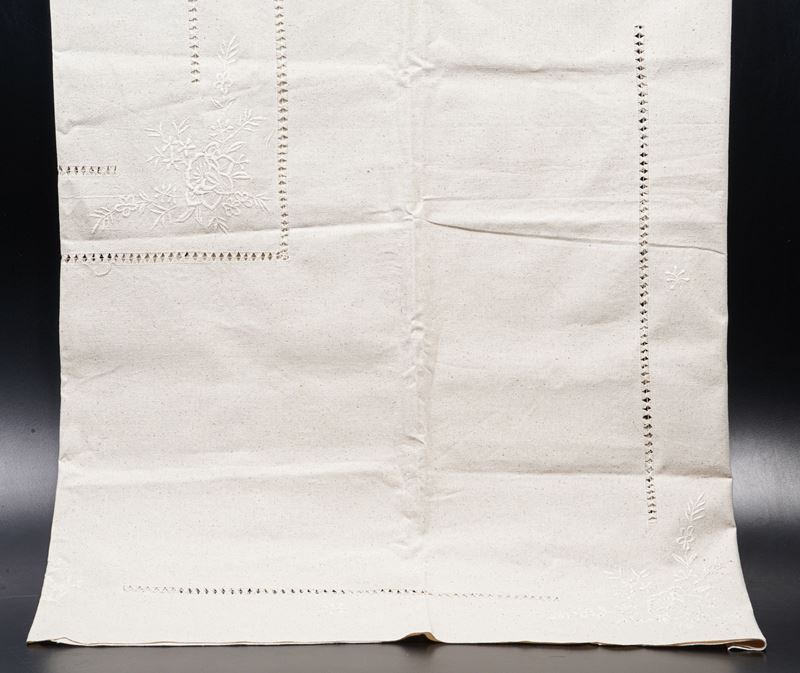Tovaglia con dodici tovaglioli.  - Auction Furniture for the Table - Cambi Casa d'Aste