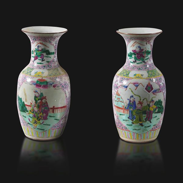 Coppia di vasi in porcellana Famiglia Rosa con scene di corte entro riserve e decori a motivi floreali, Cina, XX secolo