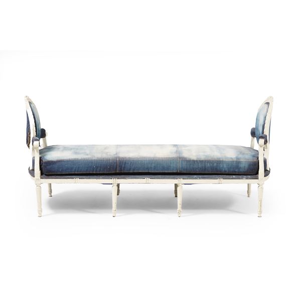 Divano in legno intagliato e dipinto. XIX-XX secolo