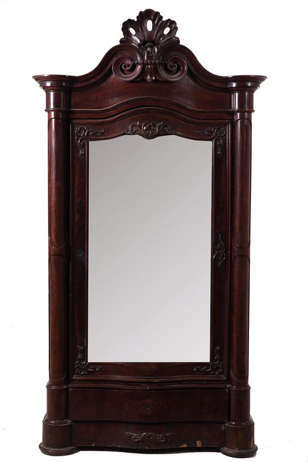 Armadio ad un’anta in legno intagliato. XIX-XX secolo