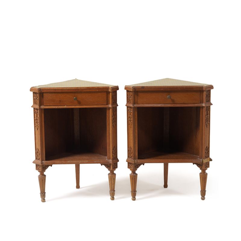 Coppia di comodini ad angolo. XX secolo  - Auction Antiques - Cambi Casa d'Aste