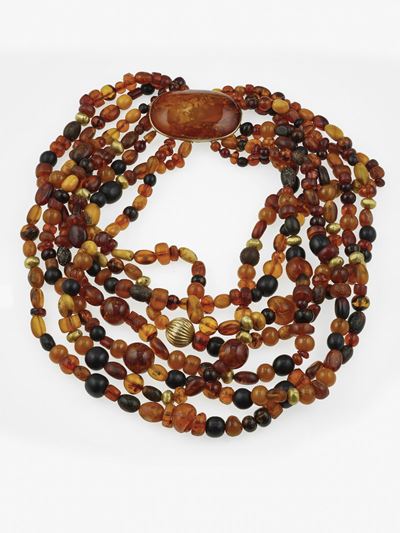 Collana a sette fili con boules in ambra e elementi in wax gold, con fermaglio in oro giallo 750/...