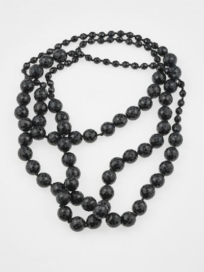 Lunga collana con boules in vetro sfaccettate, gr. 346,0; lunghezza cm 160,0