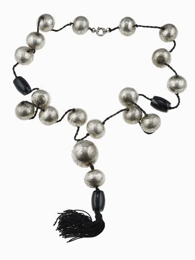 Lunga collana in argento 925 con boules in wax silver e vetri neri