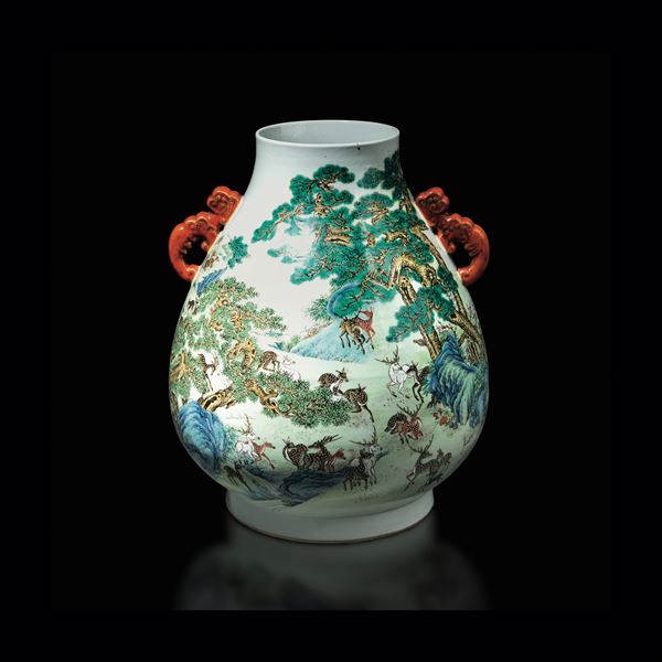 Vaso in porcellana decorato con il motivo dei "cento cervi", dalla caratteristica forma arcaica hu con  [..]