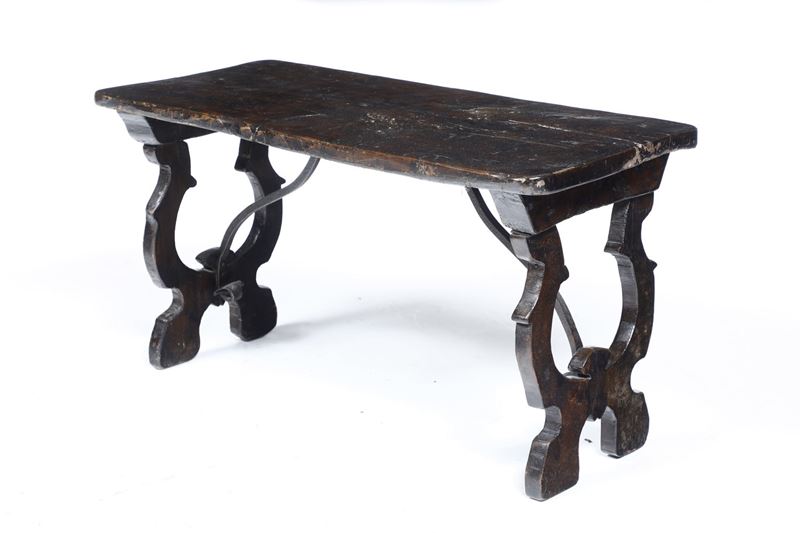 Modello di tavolo a lira in noce. XVIII secolo  - Auction Antique - Cambi Casa d'Aste