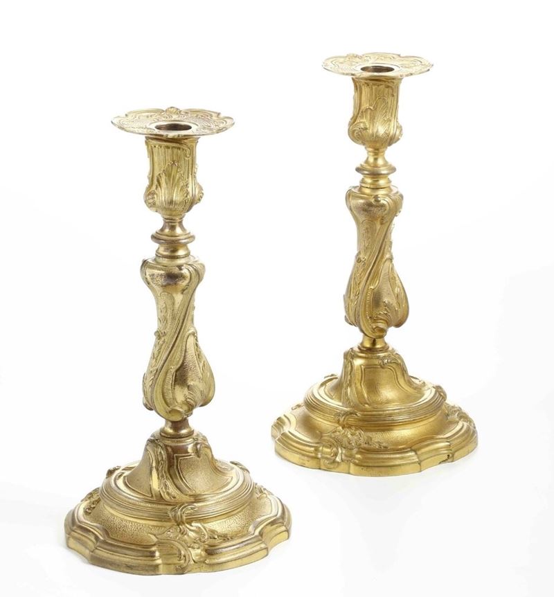 Coppia di candelieri in bronzo dorato, XIX secolo  - Auction Antique - Cambi Casa d'Aste