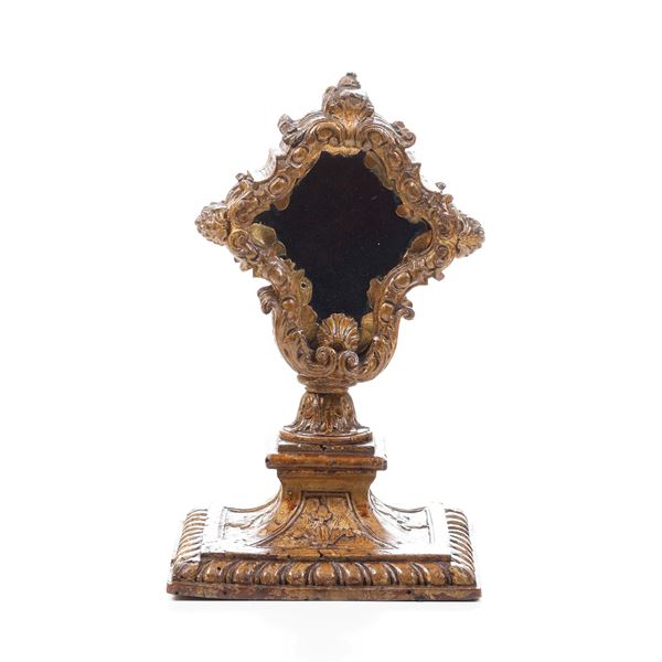 Reliquiario in legno intgaliato con decori in pastiglia, XVIII secolo