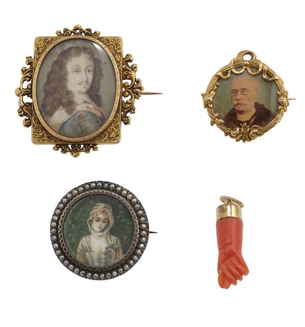 Lotto composto da un pendente in corallo e tre spille con miniature